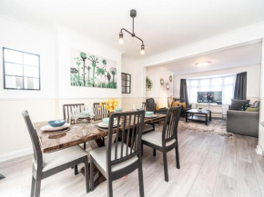 Pass the Keys Spacious 4 Bed House Free Parking Near Station
